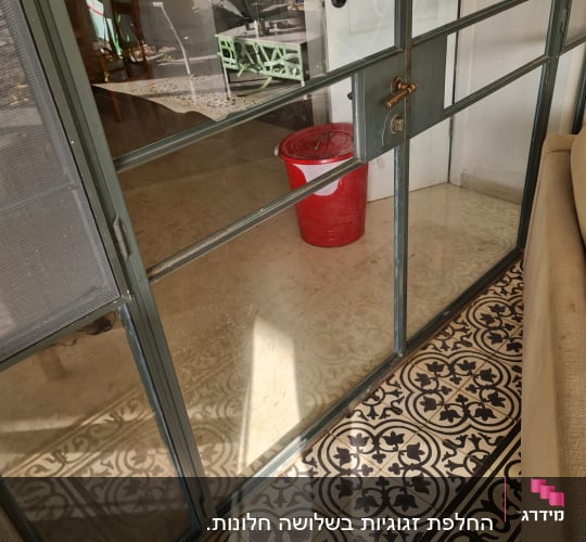 דלת זכוכית עם מסגרת מתכת ומנעול זהב